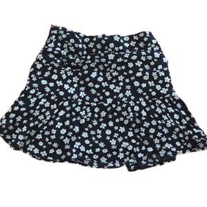 ---  STRADIVARIUS Black and White Floral Mini Skort Size 6